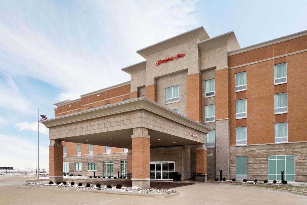 尚佩恩Hampton Inn Champaign Southwest的酒店前方的 ⁇ 染