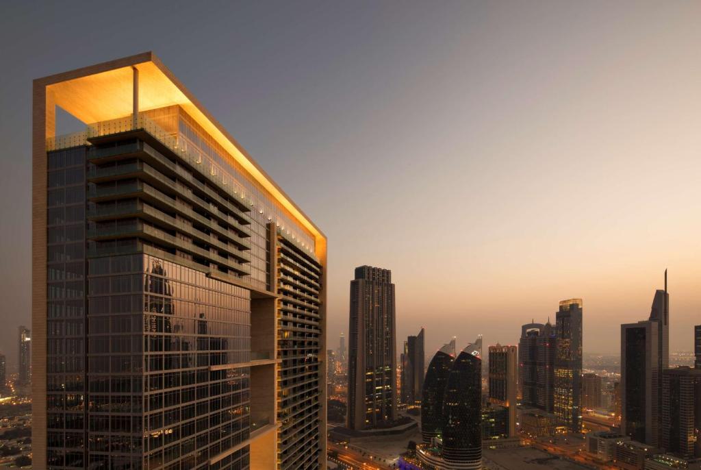 迪拜Waldorf Astoria Dubai International Financial Centre的城市中心高楼