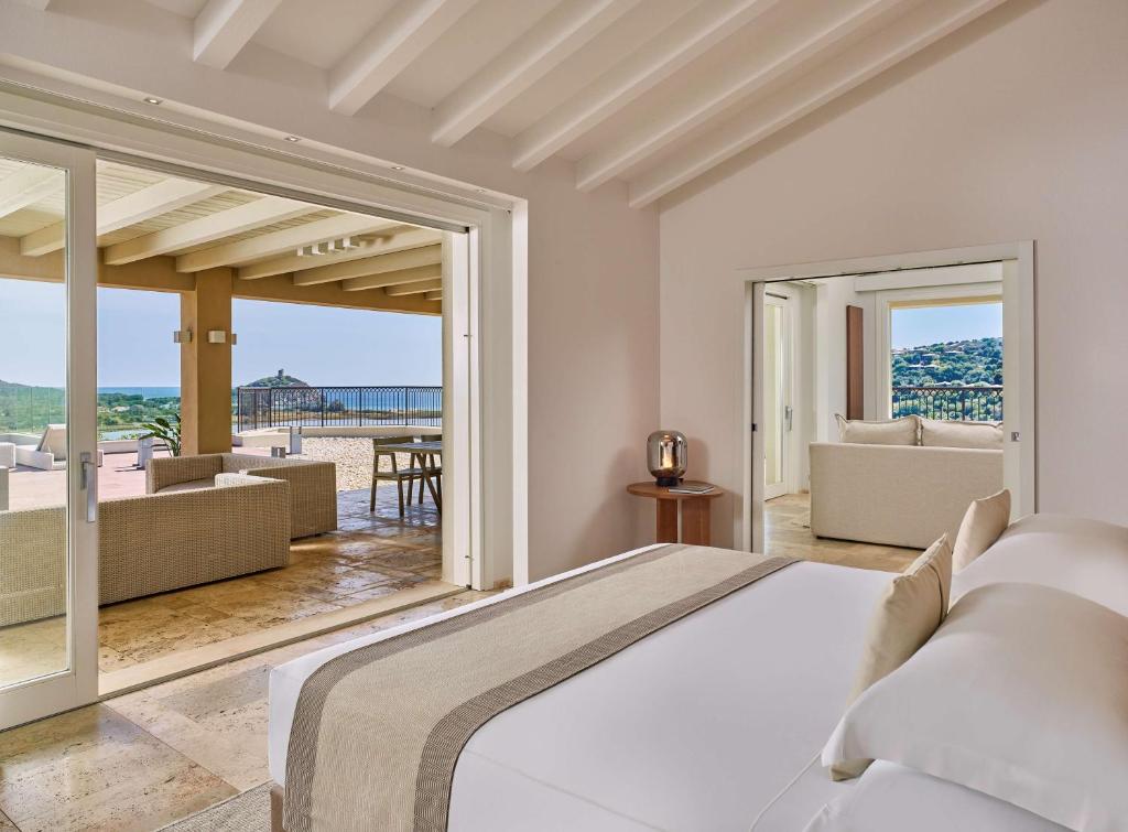 奇亚Conrad Chia Laguna Sardinia的一间卧室配有一张床,享有海景
