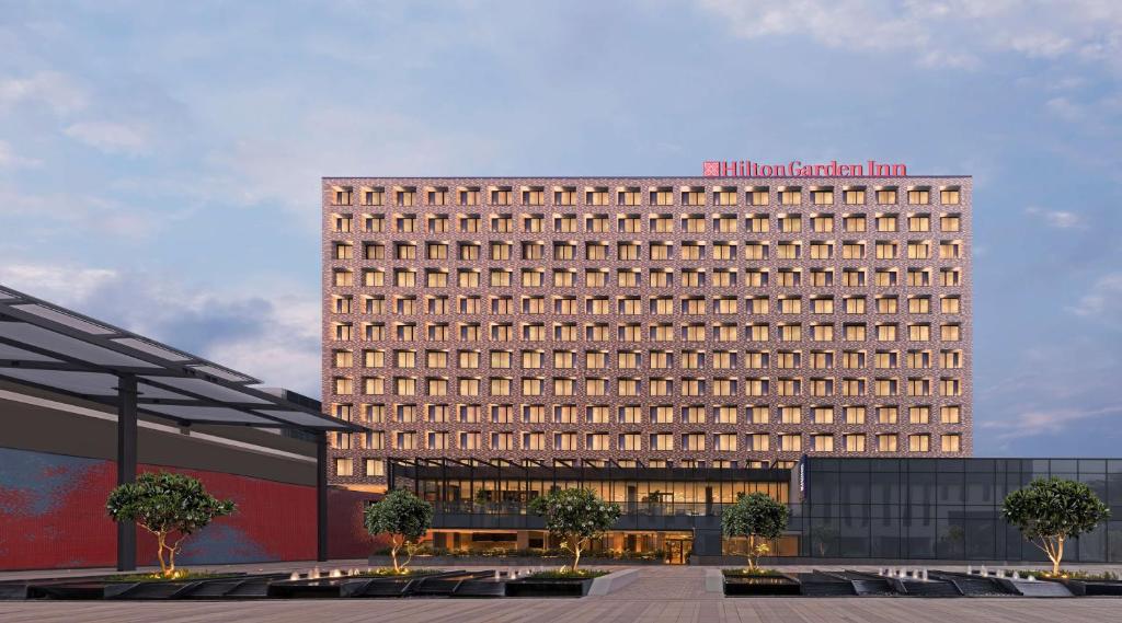 班加罗尔Hilton Garden Inn Bengaluru Embassy Manyata Business Park的一座拥有许多窗户的大型建筑