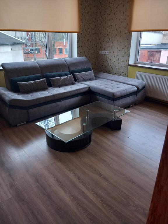 巴尔维Balvu centrs Partizanu 10的带沙发和玻璃茶几的客厅