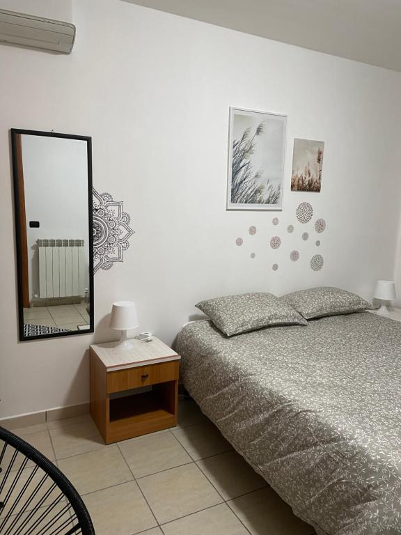 伦德La villetta 2.0的一间卧室配有一张床、镜子和一张桌子