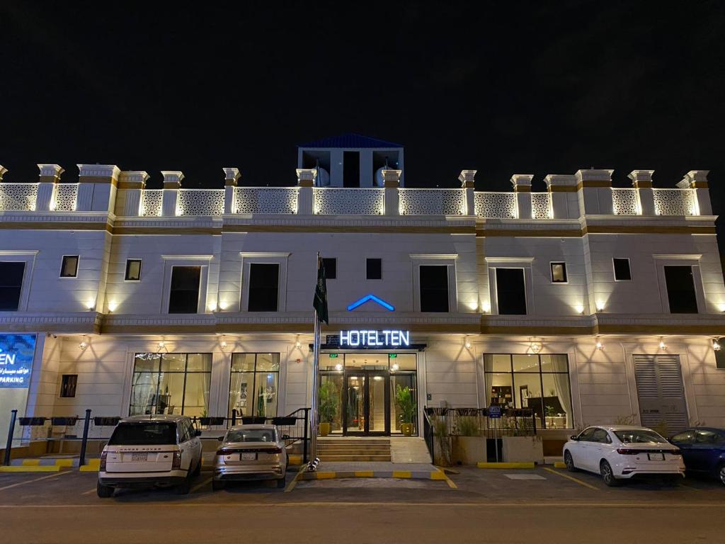 利雅德هوتيلتن قرطبه HOTELTEN Qurtubah的一家晚上停在酒店前面的汽车酒店