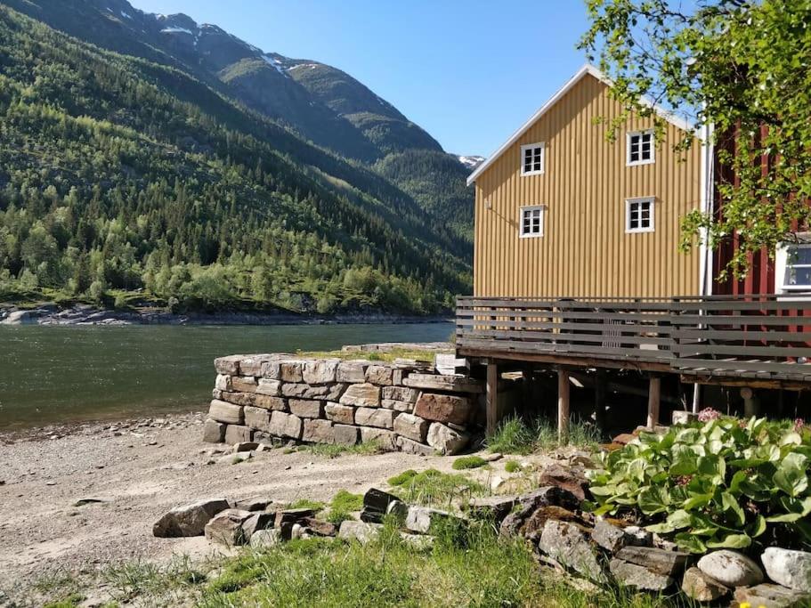 莫舍恩Sjøgata Riverside Rental and Salmon Fishing的河畔码头上的房屋