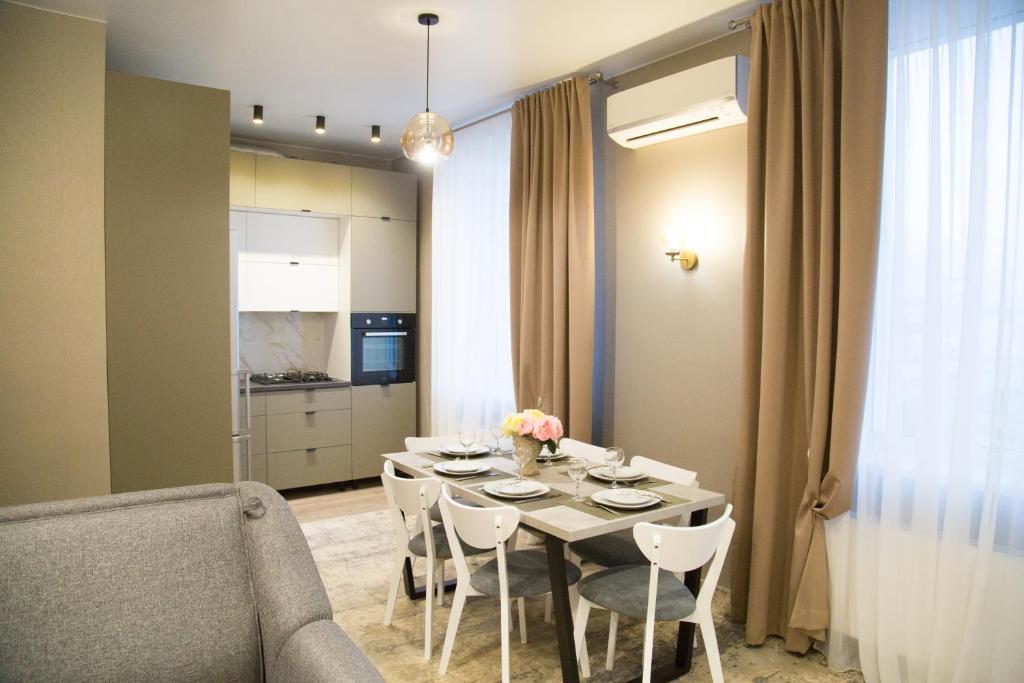 基希讷乌Apartment in center of Chisinau的一间带桌椅的用餐室和一间厨房