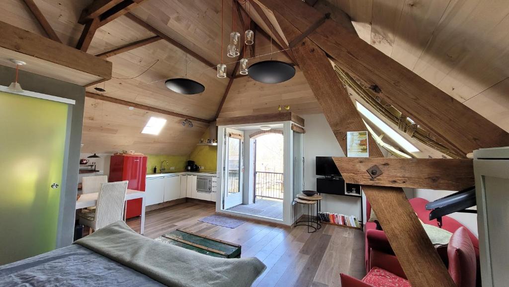 Den DungenStudio Nok bij Den Bosch的大客房设有木制天花板和厨房。