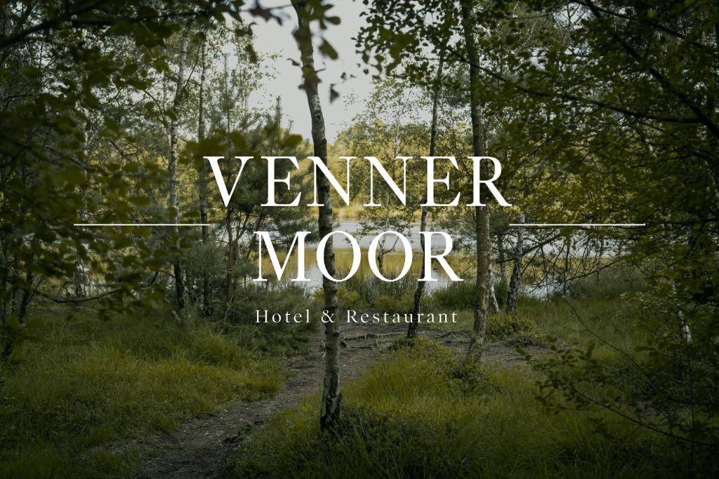森登范纳穆尔餐厅酒店的森林中一条土路的照片