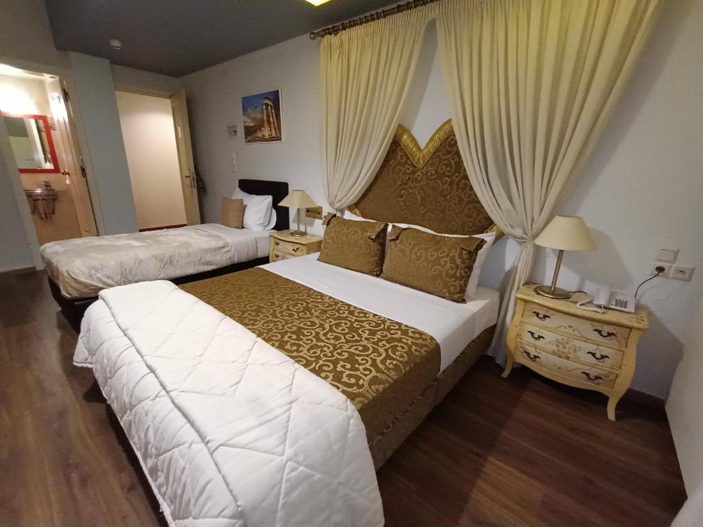 比雷埃夫斯昆斯勒瑞欧蒂斯酒店的酒店客房设有两张床和窗户。