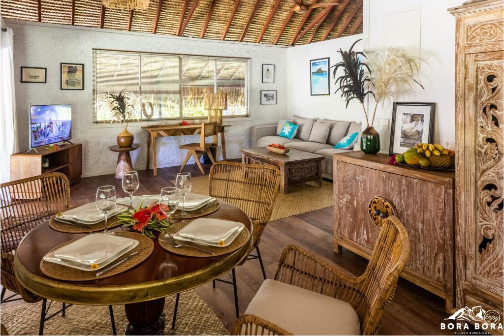 波拉波拉Villa Noa Noa - Matira的客厅配有桌椅和沙发