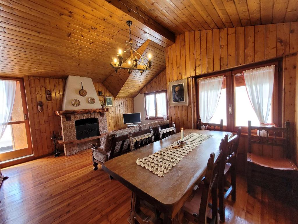 波斯科Peace and Lake Mountain Lake Iseo Hospitality的一间带桌子和壁炉的用餐室