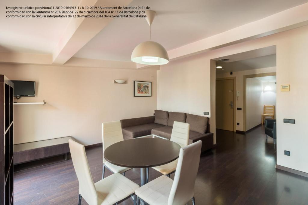 巴塞罗那Barnapartments Raval的客厅配有桌椅和沙发