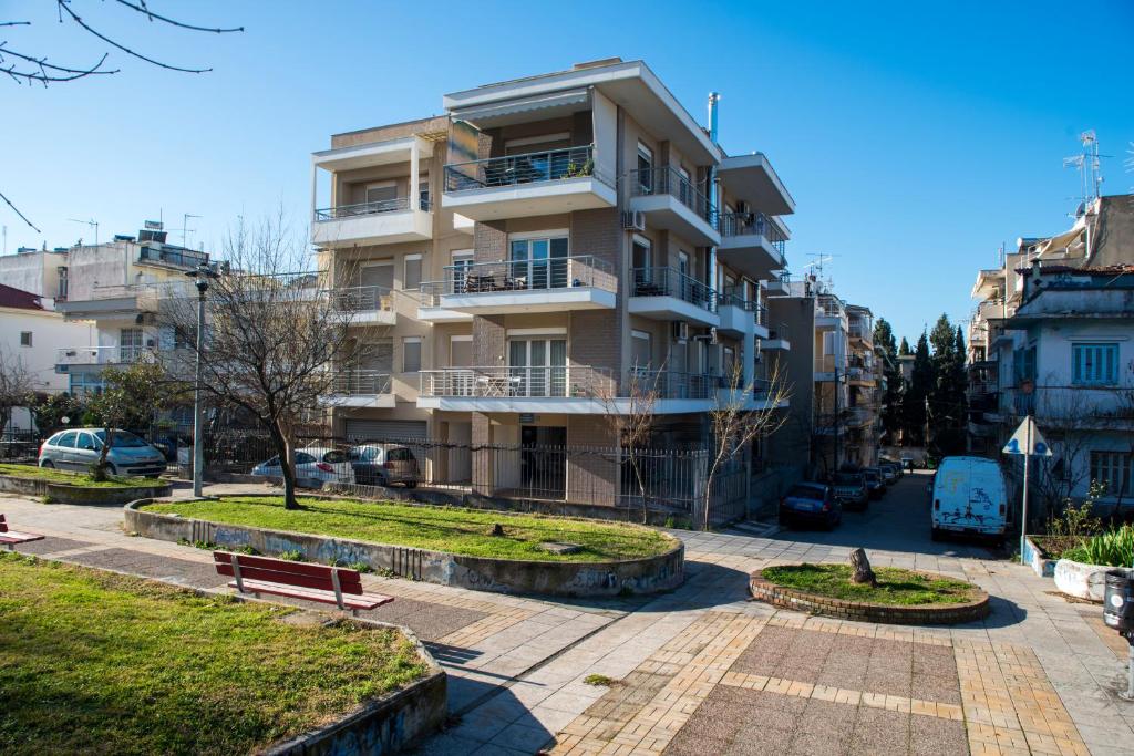 塞萨洛尼基Elpida's houses 1 Private parking Near city centre的前面有公园的建筑