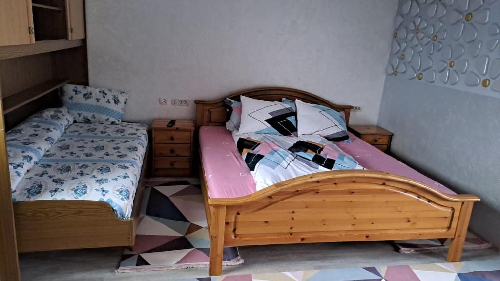 古拉哈莫卢洛伊Casa Luna的一间卧室配有一张木架上的单人床