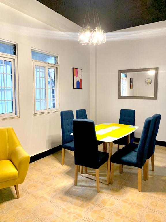 巴拿马城Centrico Apartamento Barrio de La Exposición的用餐室配有黄色的桌子和椅子