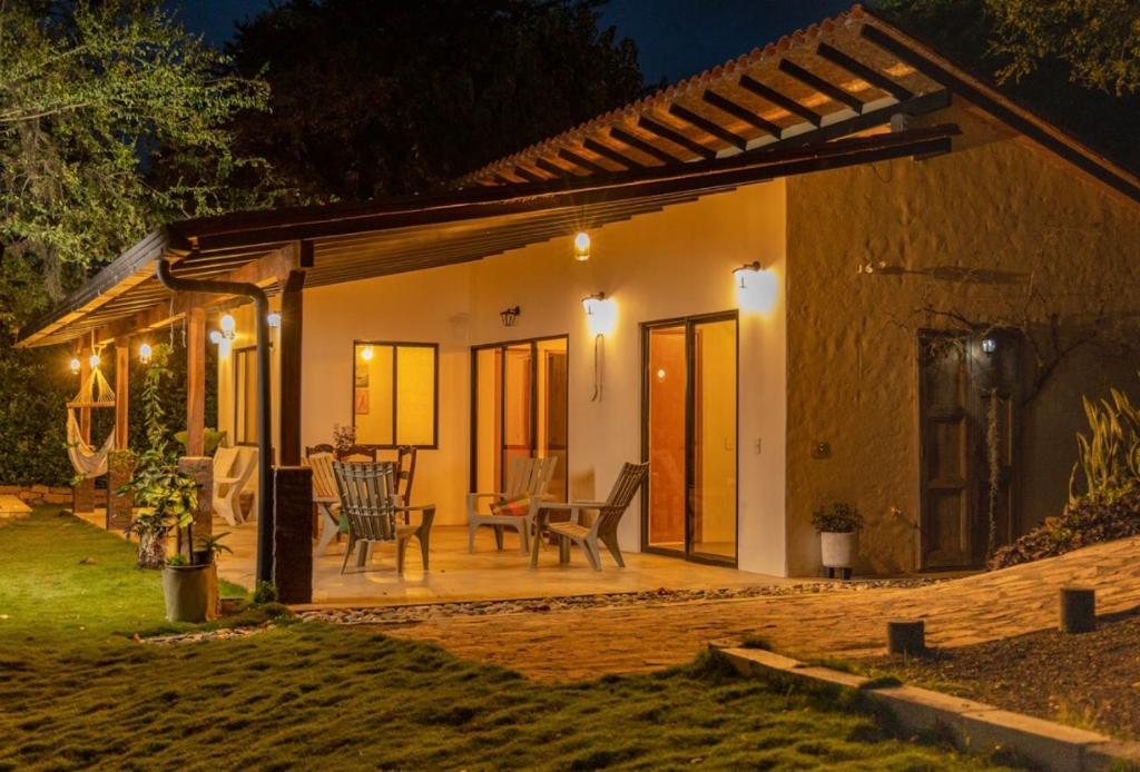 PinchoteCabaña Capella的一间小房子,晚上设有庭院