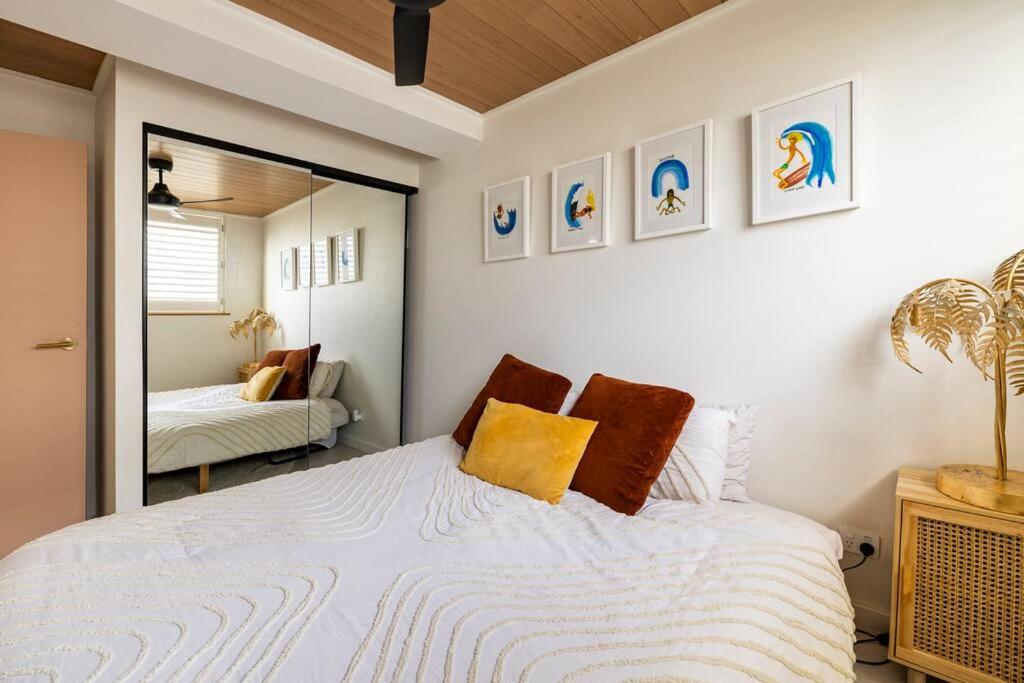 黄金海岸Chic beachside getaway 2BR 2Bath Fully Equipped的卧室配有白色的床和镜子