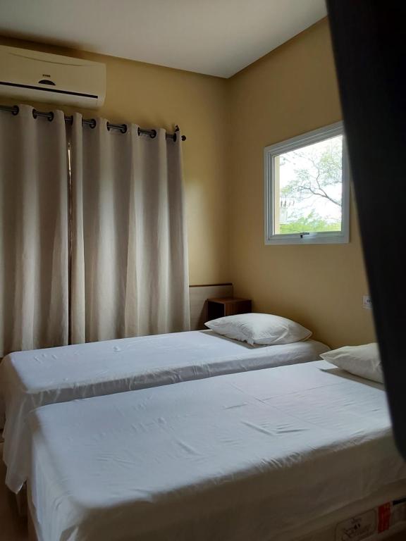 彼得罗利纳Chácara aconchego do Valle的卧室设有两张床,带窗户