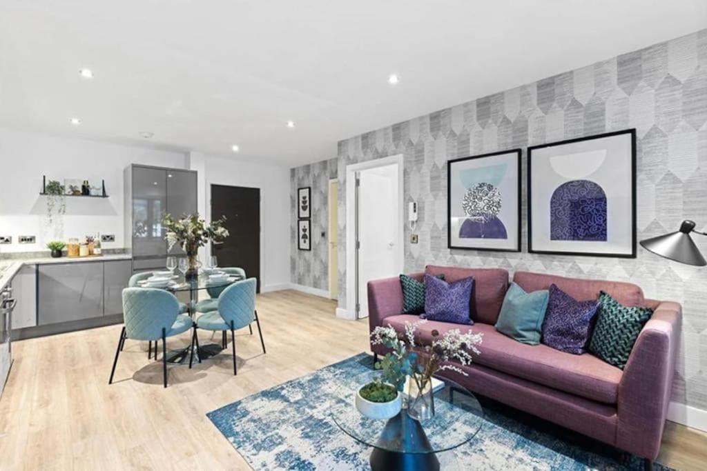 OltonLuxury Modern, One bedroom Flat的客厅配有紫色沙发和桌子