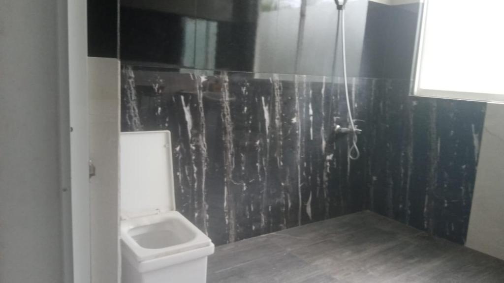 卡图纳耶克Air Vision 98的一间带卫生间、水槽和小便室的浴室