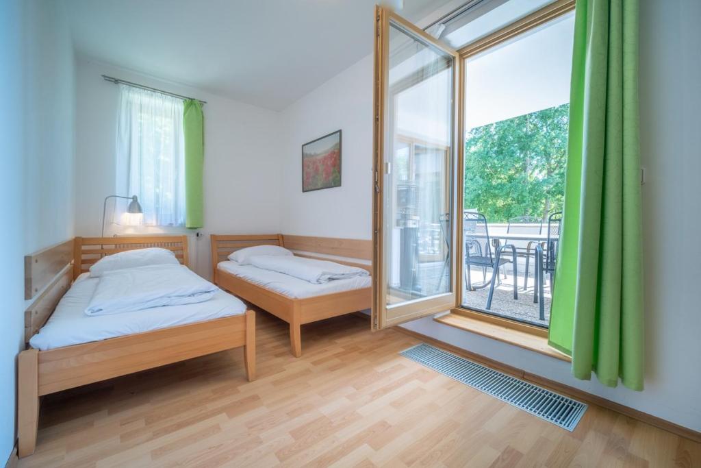 伏尔塔瓦河畔利普诺Apartment Riviera 507-6 Lipno Home的一间卧室设有两张床和大窗户