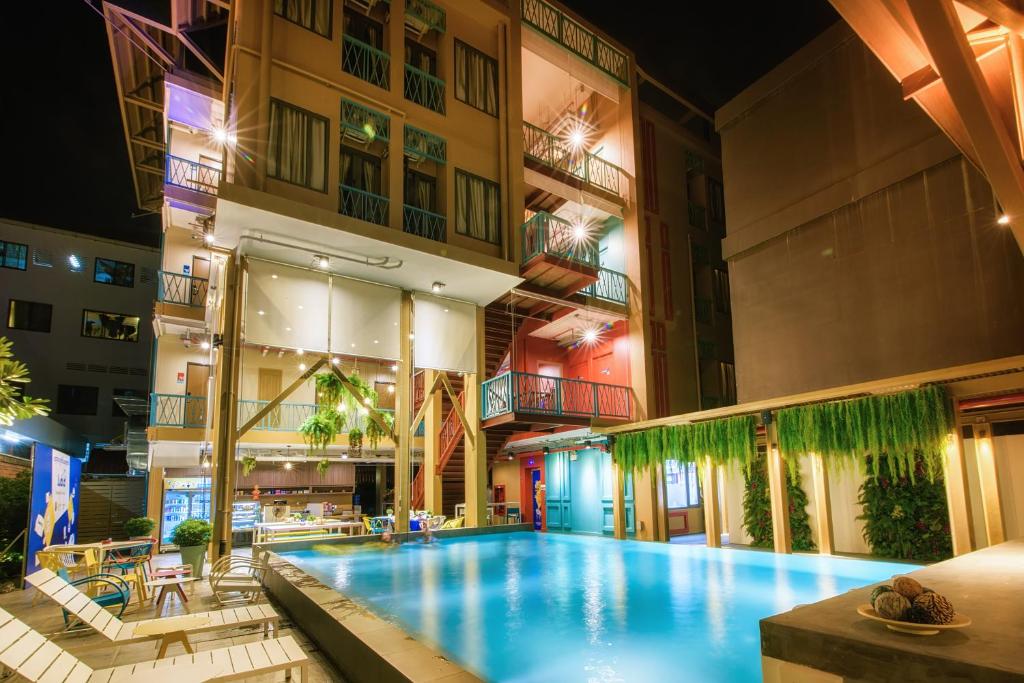 暹粒柬埔寨暹粒卢布旅舍的大楼中央的大型游泳池