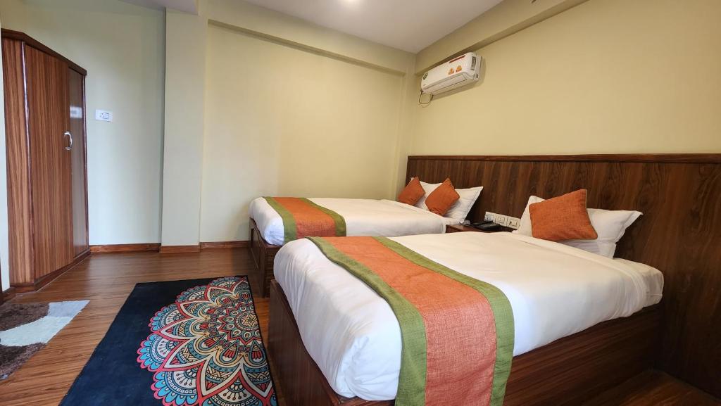 加德满都Kuna Resort的酒店客房设有两张床和窗户。