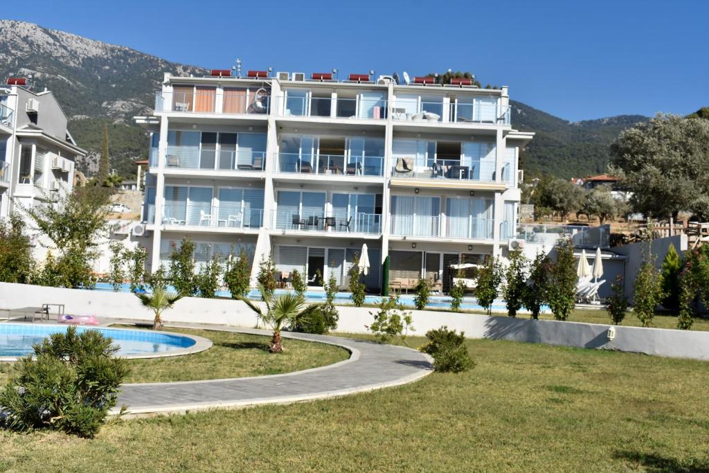 CeditMemories Signature Apartment的一座大型公寓楼,设有游泳池和一个度假村