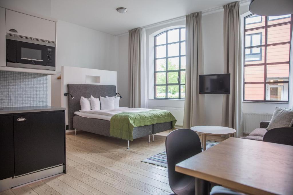 隆德隆德摩尔酒店的酒店客房设有床和客厅。