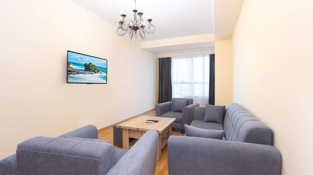 埃里温Stay Inn Apartments near Dalma Garden Mall的带沙发和咖啡桌的客厅