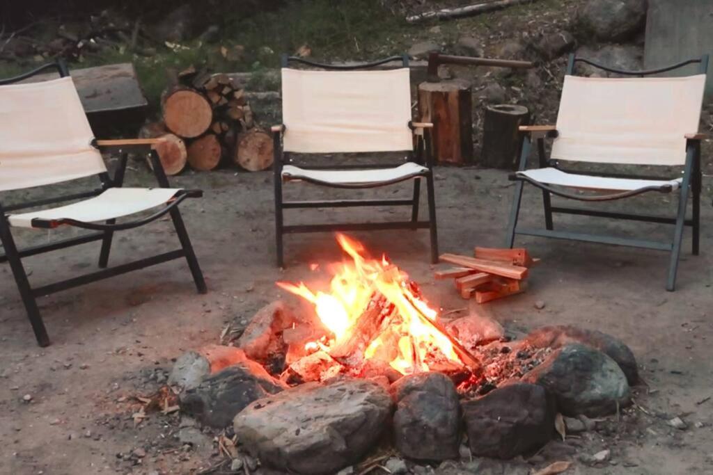 一軒家貸切 ARUYOguesthouse BBQと焚き火ができる宿的火坑,带两把椅子和 ⁇ 火
