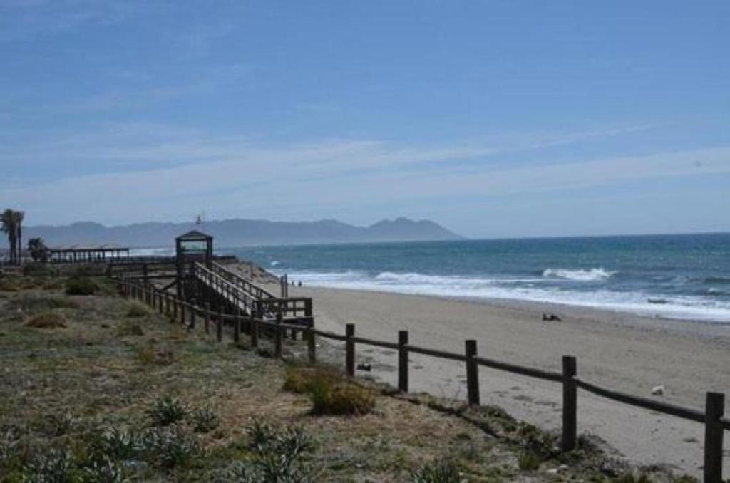 雷塔马尔Piso lujo el toyo的一个带木栅栏的海滩和大海