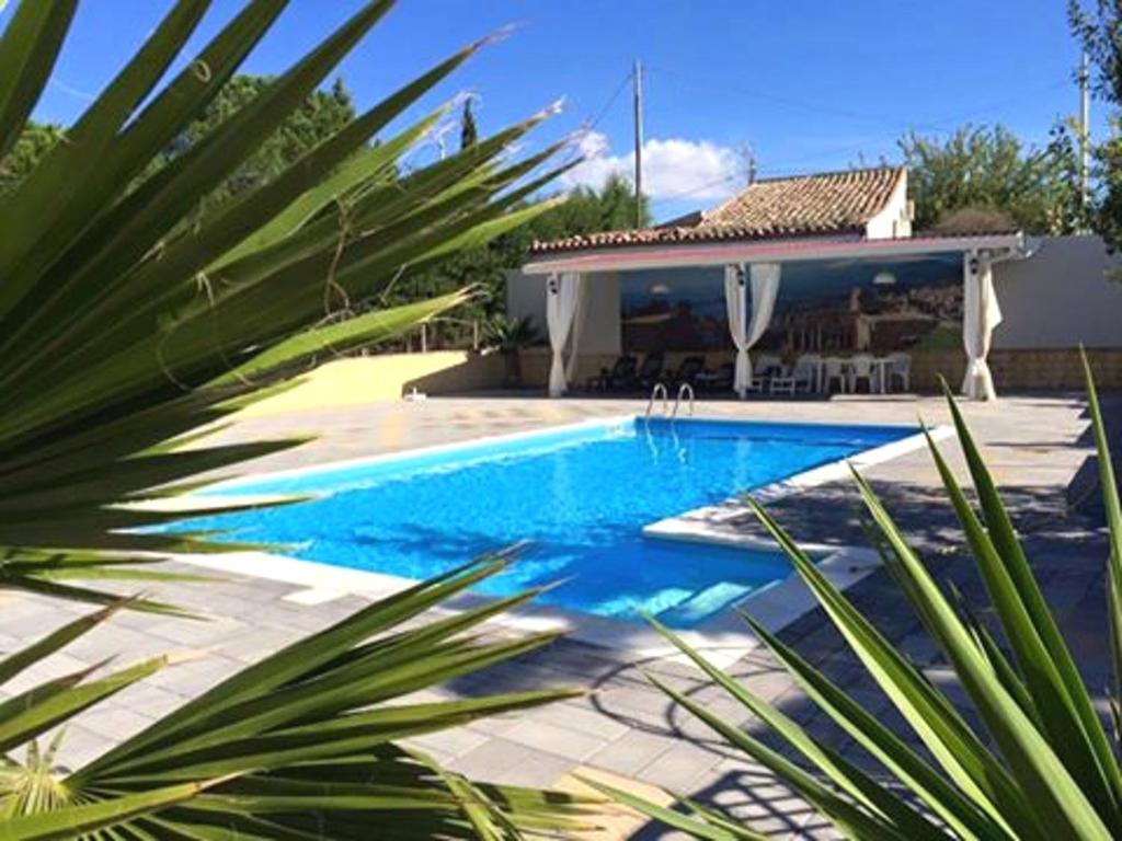 恩纳6 bedrooms villa with private pool enclosed garden and wifi at Enna的房屋前的游泳池