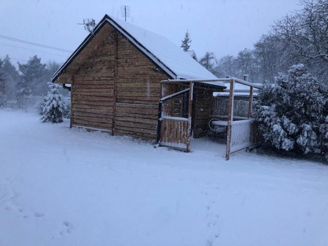 Domek dla par agroturystyka siedlisko的小木屋,地面上积雪