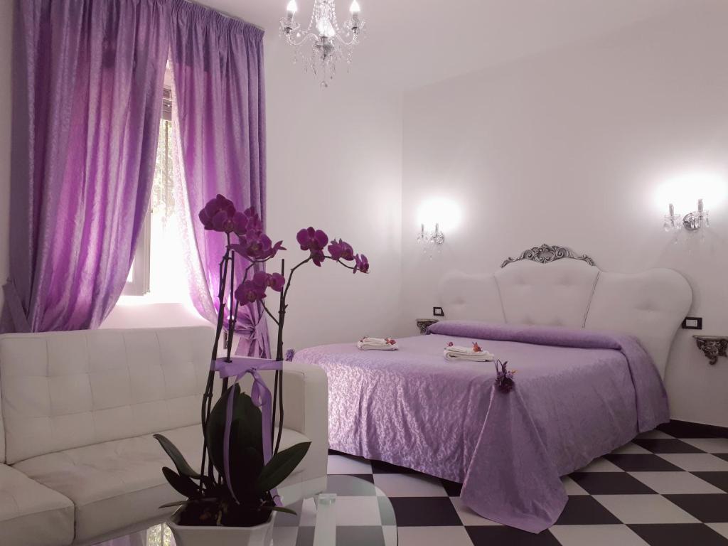 GussagoGiada的一间卧室配有紫色的床和紫色窗帘
