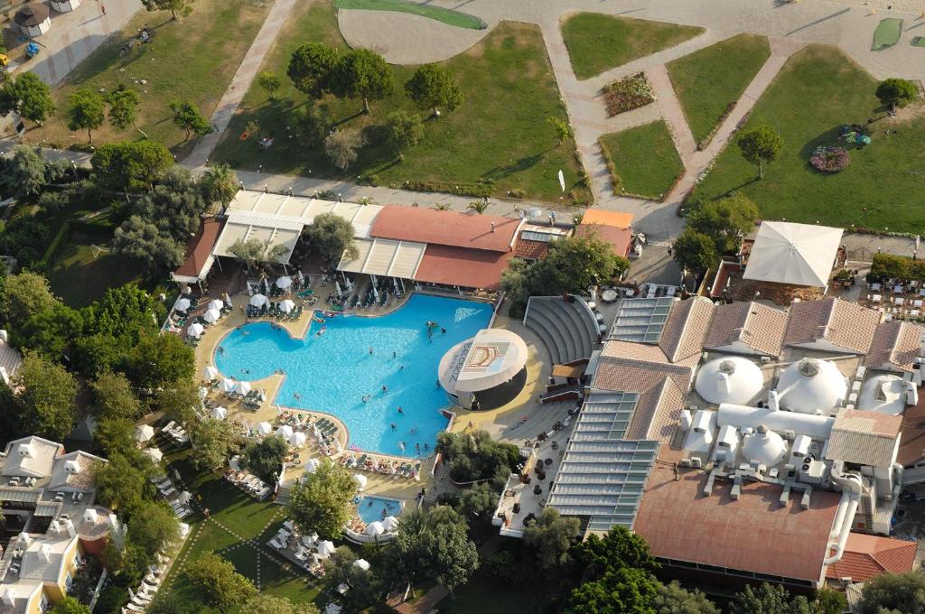 厄吕代尼兹贝尔塞奇兹海滩俱乐部度假村 – 全包的享有度假村游泳池的顶部景致