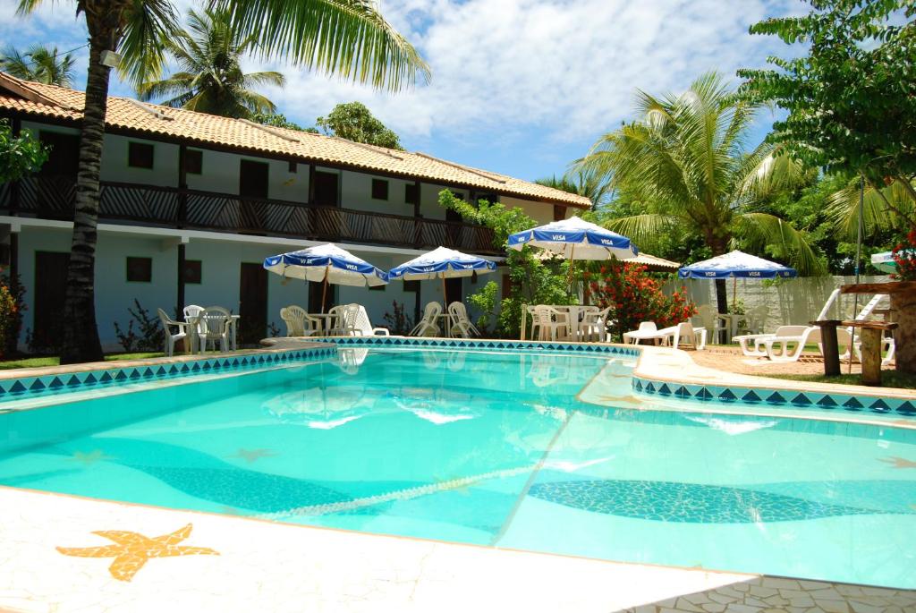 因巴塞Pousada Agua Marinha的酒店前的游泳池