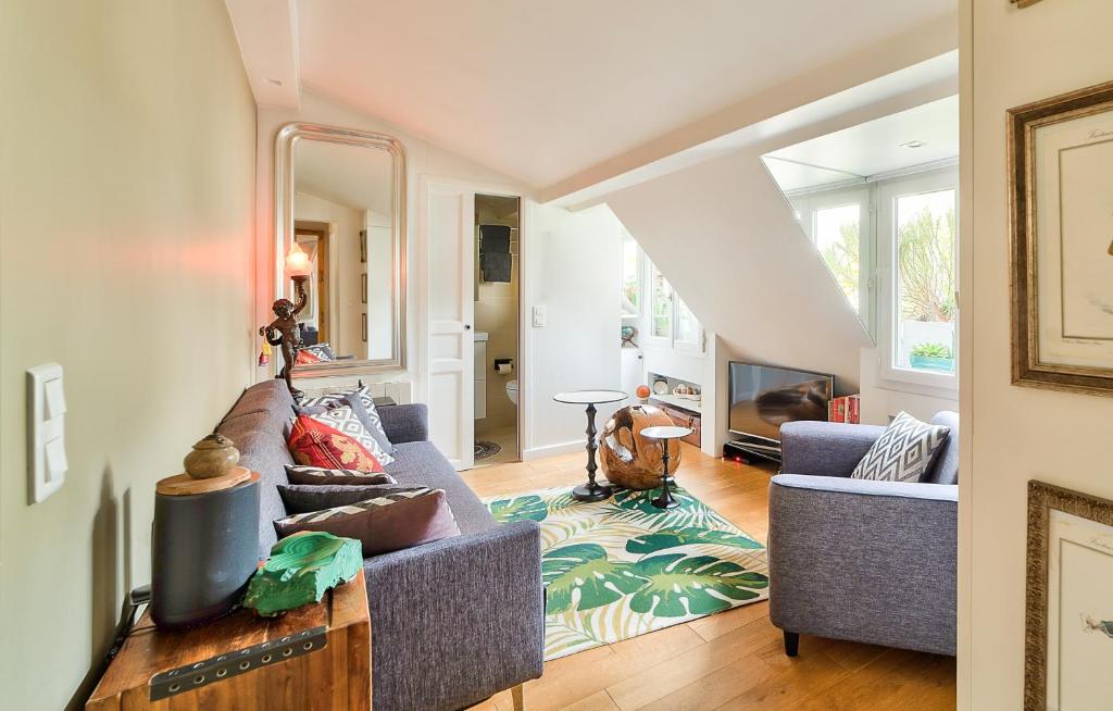 巴黎MARAIS CHIC heart of Paris, premium location !的客厅配有2张蓝色沙发