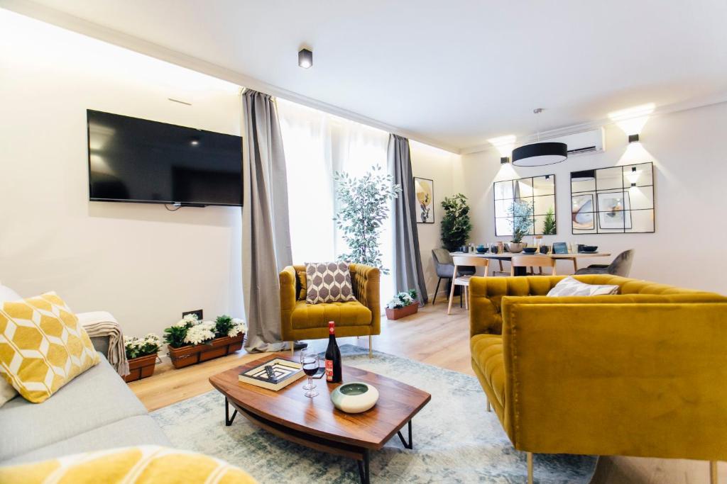 塞维利亚Modern and luxury- 2Bd 2Bth- Socorro的客厅配有黄色家具和桌子
