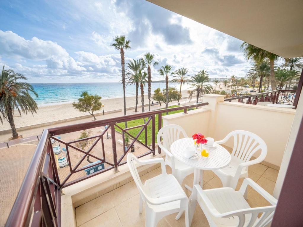 卡拉米洛Prope Mare Apartamentos的一个带桌椅和海滩的阳台
