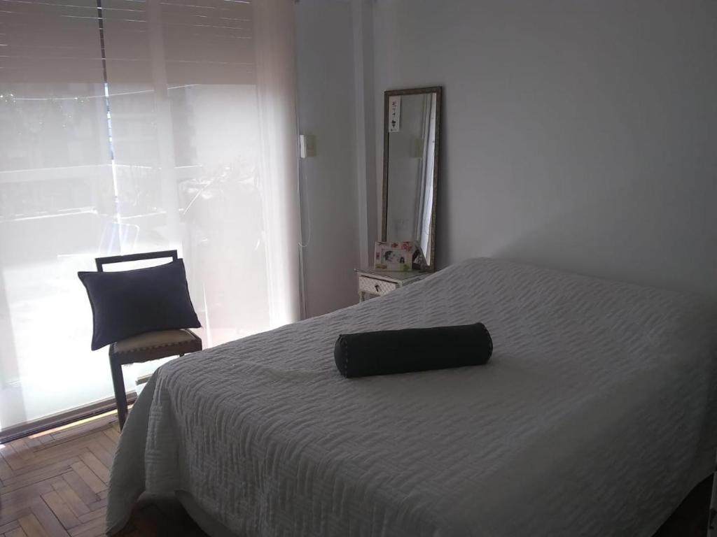 布宜诺斯艾利斯Palermo Sol的一张睡床,上面有一个黑袋