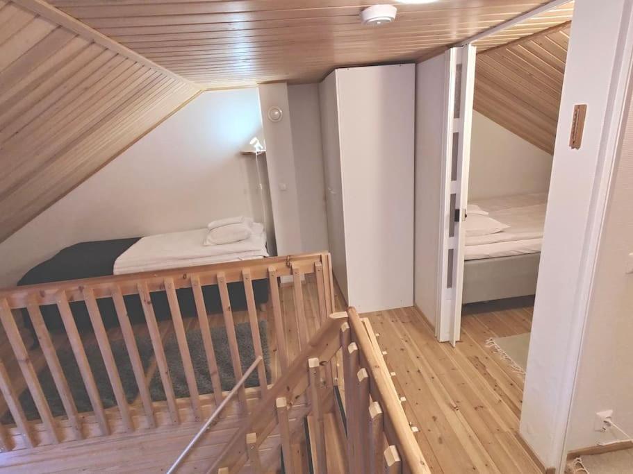 萨利色尔卡Gold Legend Paukkula #4 - Saariselkä Apartments的客房设有楼梯和双层床。