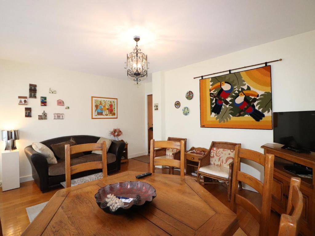 安锡Appartement Annecy, 2 pièces, 2 personnes - FR-1-432-23的客厅配有沙发和桌子