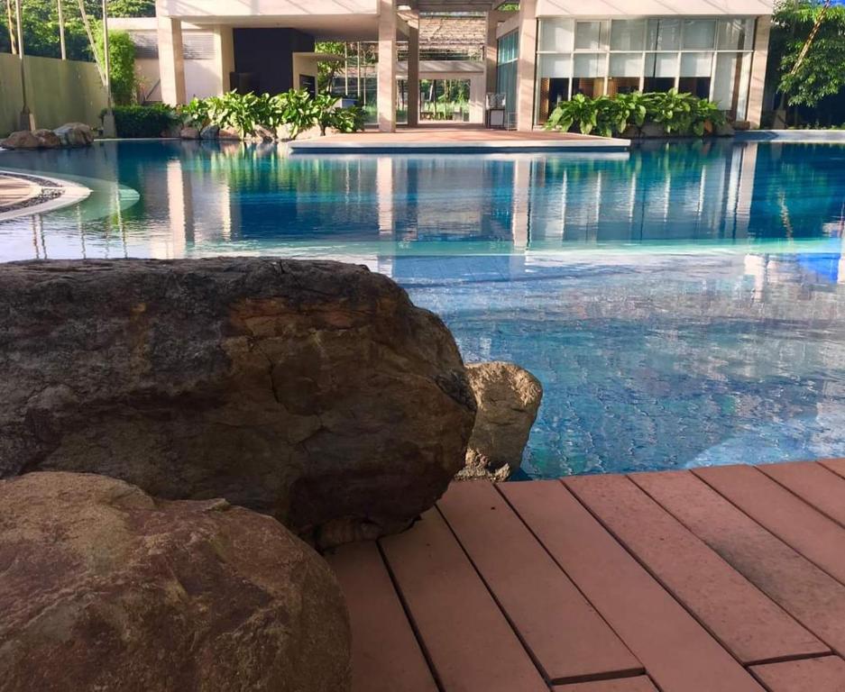 马尼拉Fast Wifi 400 Mbps at Kasara Urban Resort Residences with Netflix and Pool Access的蓝色建筑中的一个大型游泳池