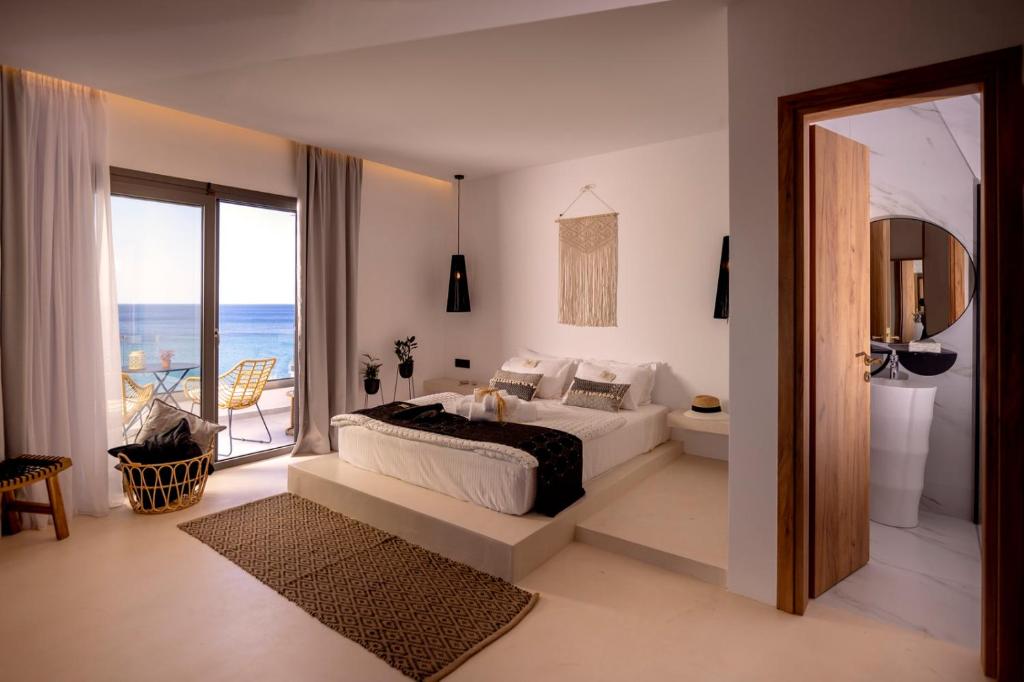 普洛马里翁Sofi Mar - Plomari - The place to be的一间卧室配有一张床,享有海景