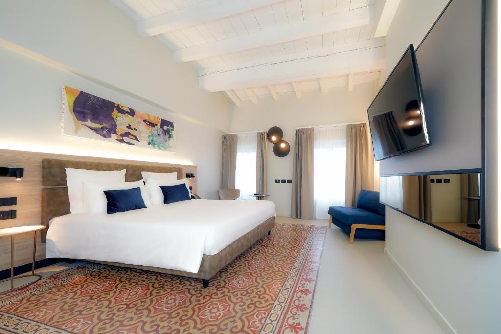 贝加莫Bergamo INN 21的配有一张床和一台平面电视的酒店客房