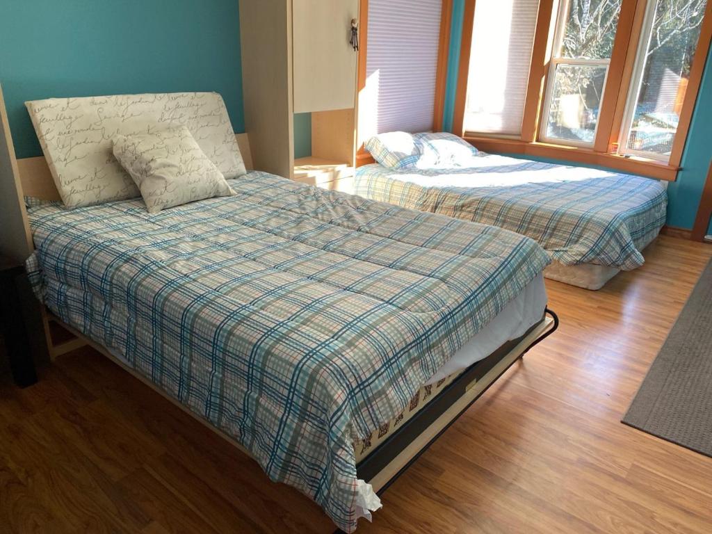 考伊琴湖Beaver Lake Resort Site #36的一间卧室设有两张床和窗户。