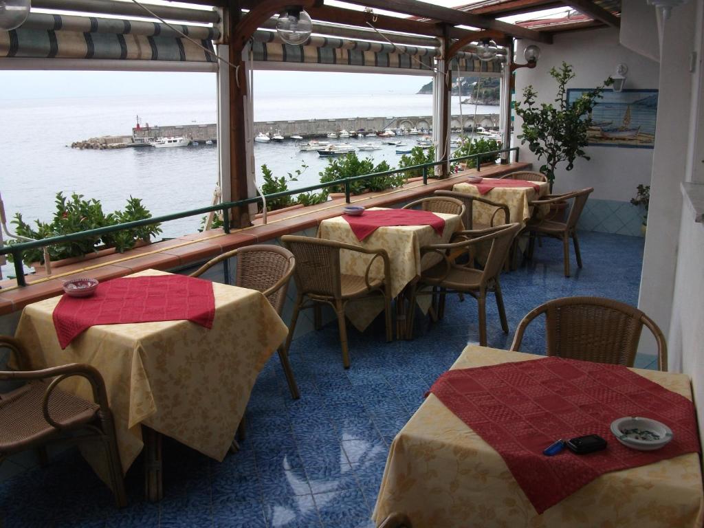 阿马尔菲拜亚德阿马尔菲假期酒店的餐厅里一排桌椅