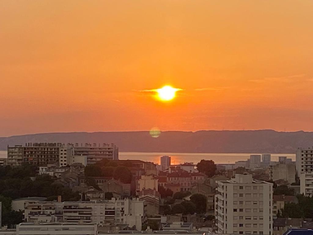 马赛Côté mer的日落时分的城市天际线,阳光在天空中