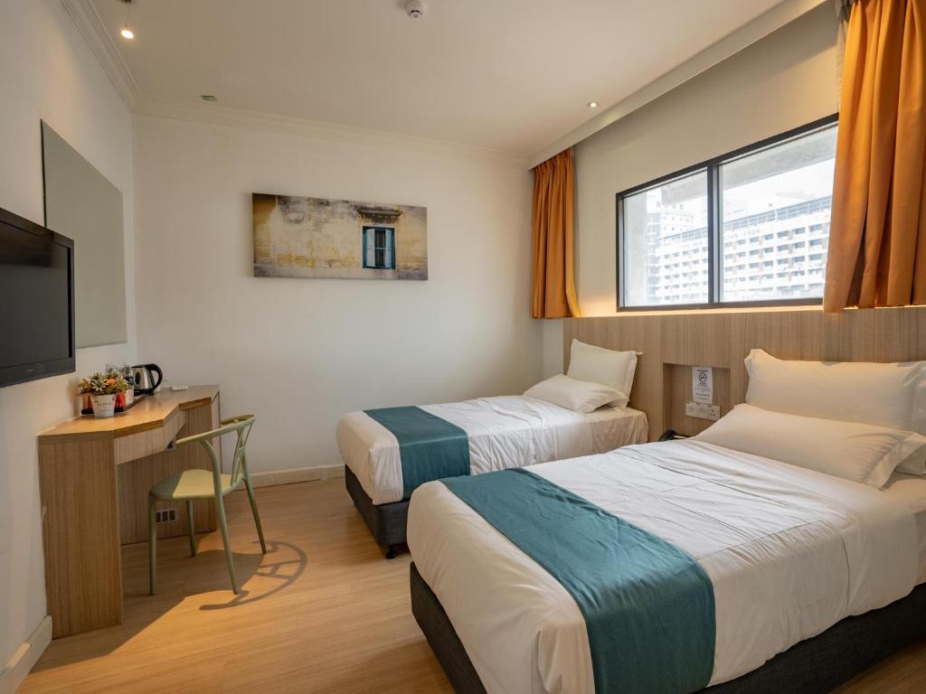 吉隆坡Floresta Hotel Chinatown的酒店客房设有两张床和电视。