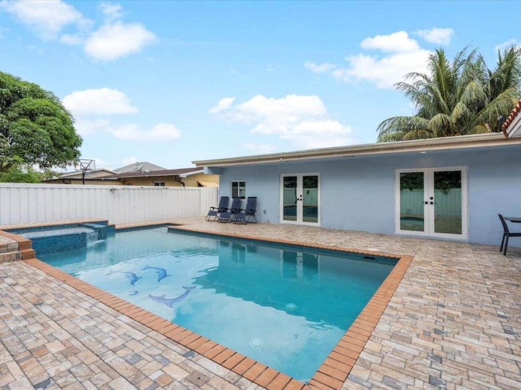 迈阿密花园Modern 4BR2 HEATED POOL GRILL Big backyard的一座房子后院的游泳池
